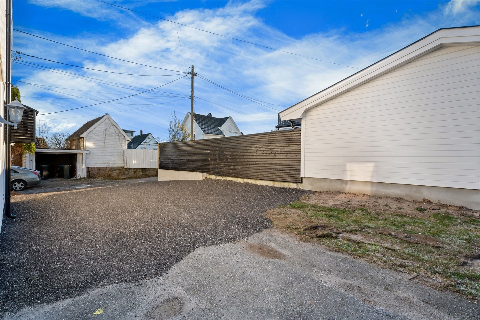 Eiendommen har en romslig gårdplass med plass til flere biler. Galleribilde