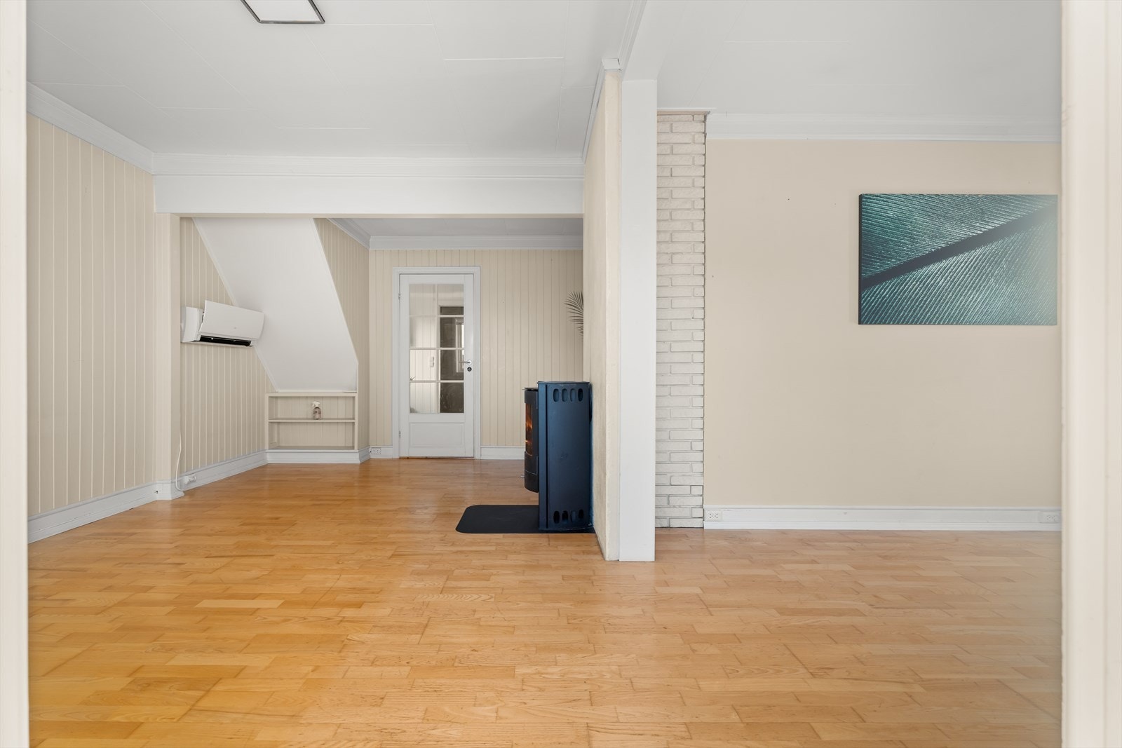 Boligen er innredet med peis som passer perfekt til kalde vinterdager. Galleribilde