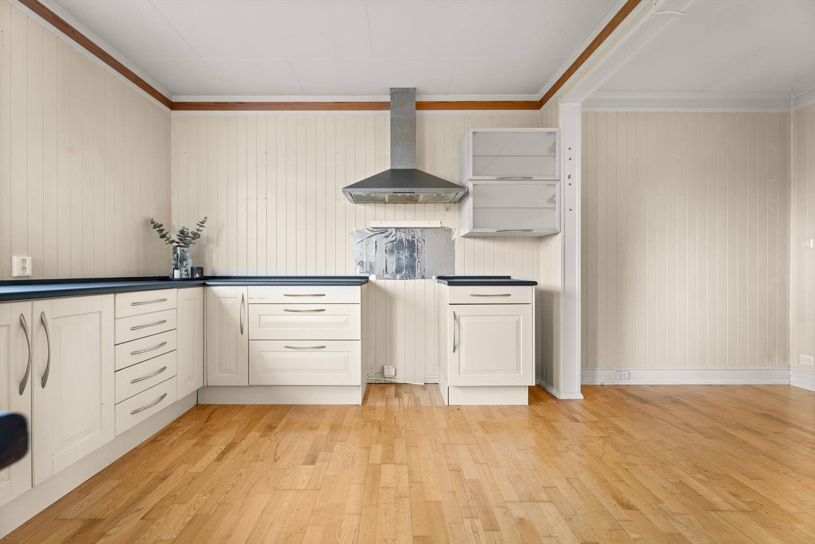 Det er opplegg for stekeovn. Det er kjøkkenventilator med avtrekk ut. Galleribilde