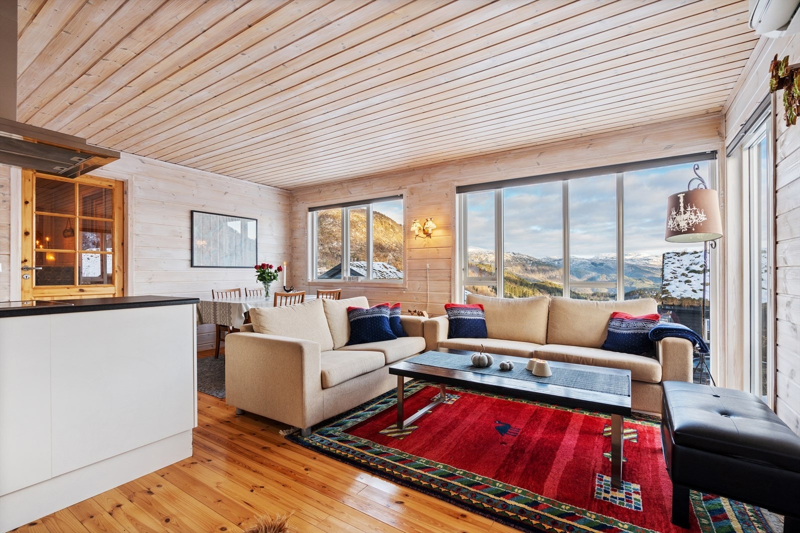 Stuen er lun og trivelig, med plass til en sofagruppe hvor du kan nyte utsikten eller roen foran peisen Galleribilde