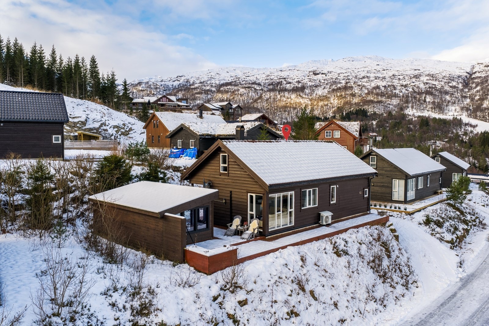 Denne koselige hytten har alt du trenger for komfort. Med kjekt uteområde og kort vei til skitrekket, er dette den perfekte basen for uteaktiviteter. Galleribilde