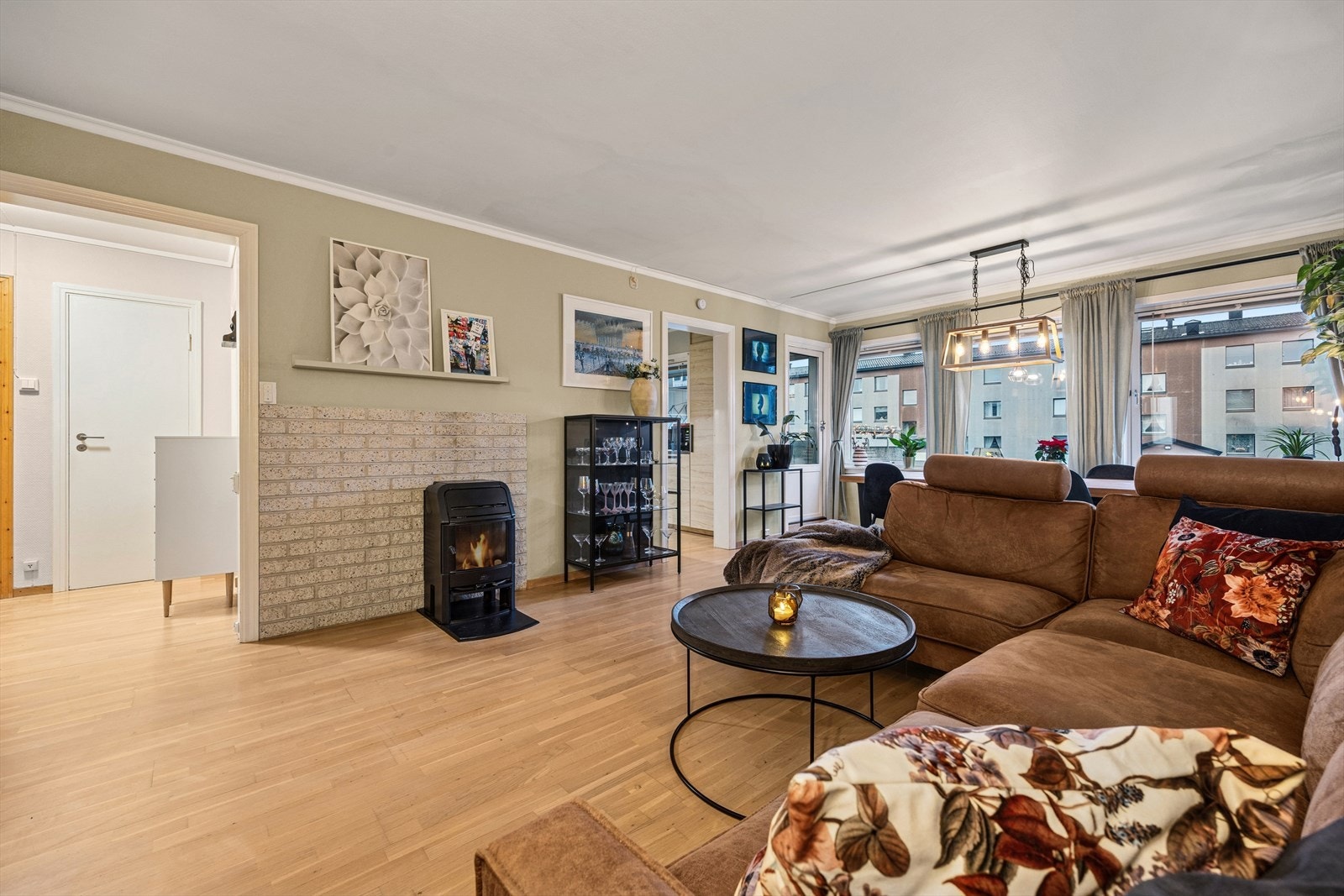 Stua er på 24 kvm og har store vindusflater. Utgang til vestvendt balkong på xx kvm. Galleribilde