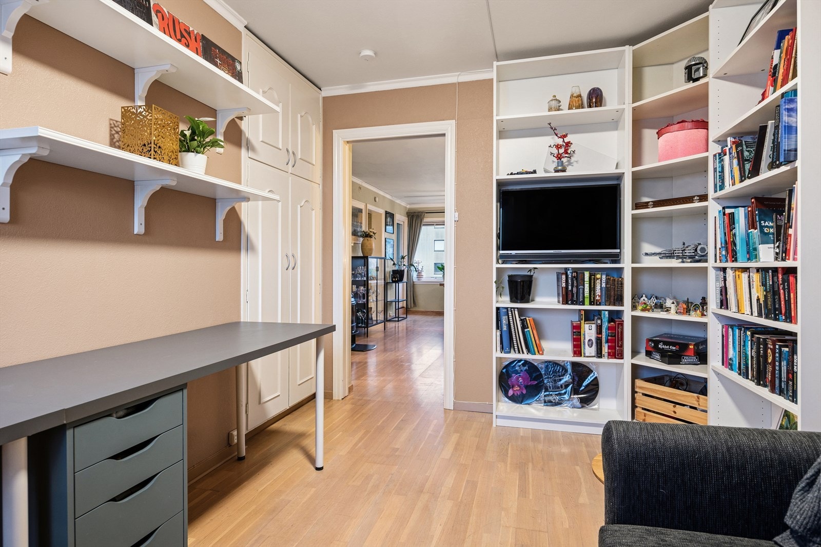 Soverom 2 mot stue. Galleribilde