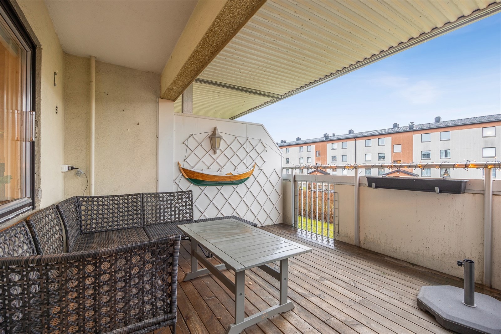 Stor overbygd balkong på hele 10 kvm med sol fra ca kl 14-23 på sommerstid. Galleribilde