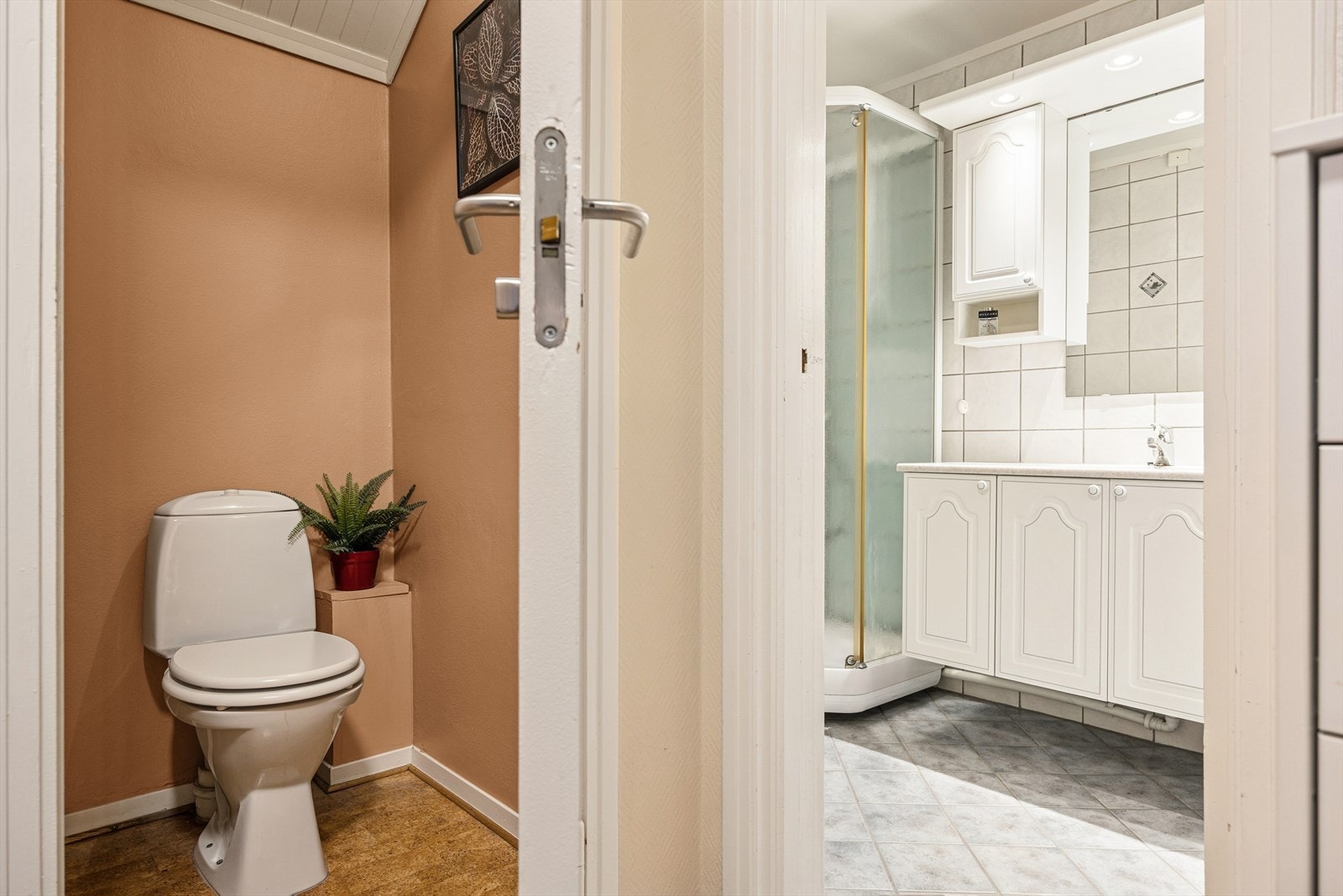 Baderom og separat wc. Galleribilde