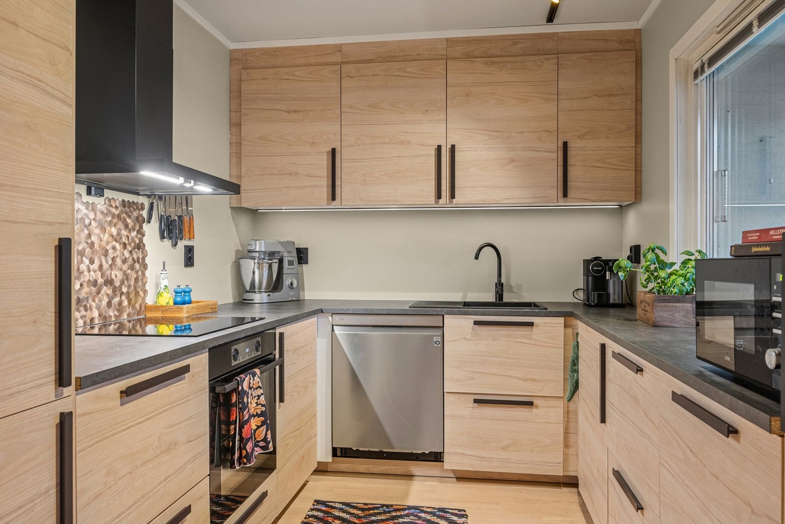 Delikat kjøkken som ble satt inn i 2024. Det elektriske ble også oppgradert i den forbindelse. Galleribilde