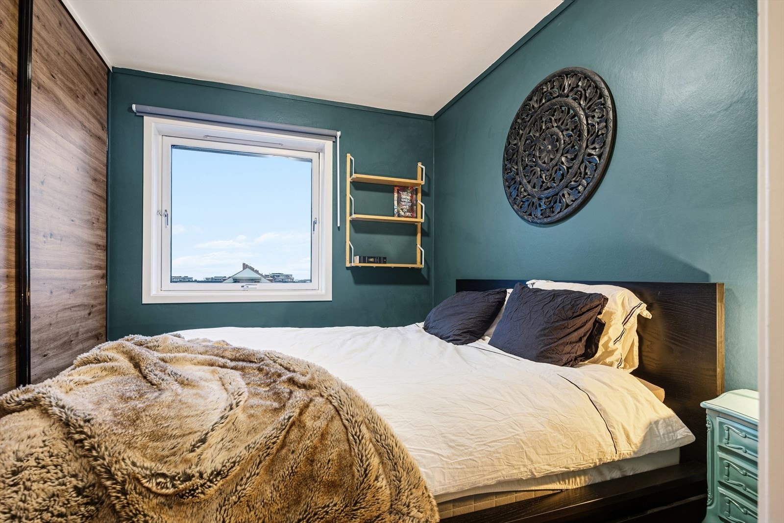 Soverom 1 er på 8,7 kvm og har god plass til dobbeltseng og har en stor skyvedøragarderobe. Galleribilde