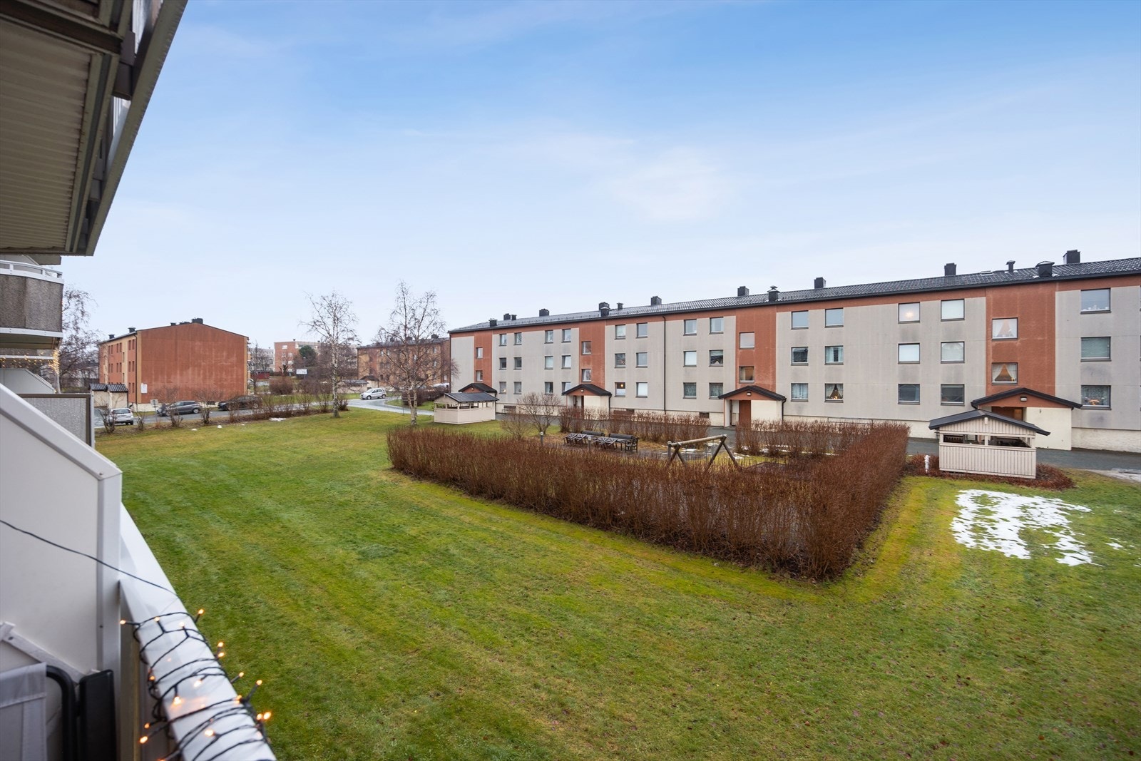 Utsikt fra balkongen. Det er godt med plass i mellom blokken og man har flere butikksenter og hyppige bussavganger like ved. Galleribilde