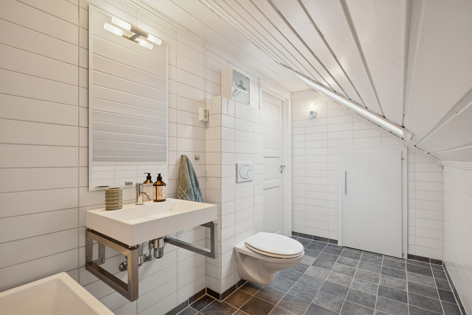 Baderommet i loftsetasjen har et flislagt gulv som varmes opp ved bruk av varmekabler. Galleribilde