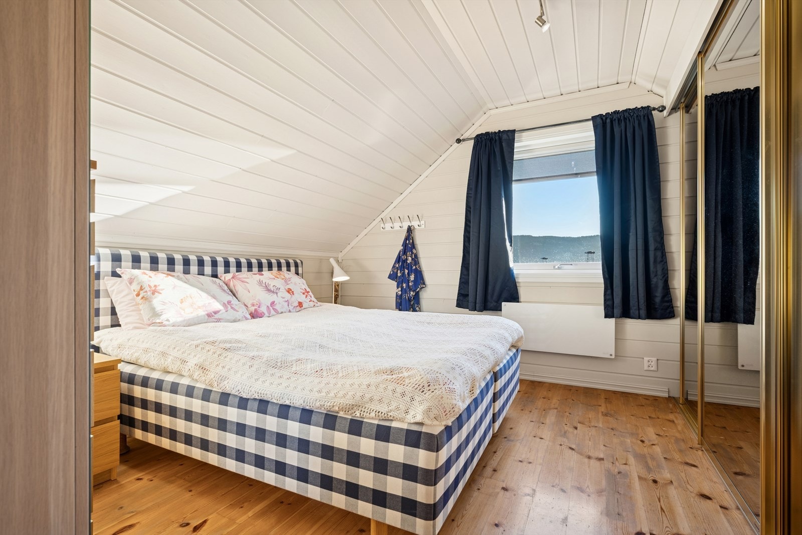 Soverommet har god plass til en komfortabel seng, og byr i tillegg på rikelig oppbevaringsmuligheter i en romslig skyvedørsgarderobe, perfekt for å holde orden og skape et ryddig uttrykk. Galleribilde