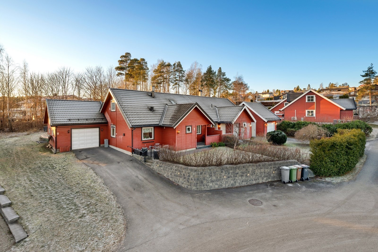 Eiendommen ligger i det attraktive boligfeltet Steinsåsen, som tilbyr en behagelig kombinasjon av ro og nærhet til nødvendige fasiliteter. Galleribilde