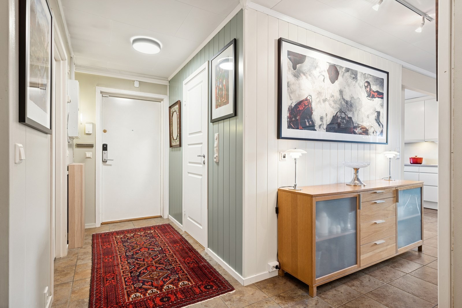 Entreen som ønsker deg velkommen inn, gir deg videre adkomst til bad, soverom og stue. Galleribilde