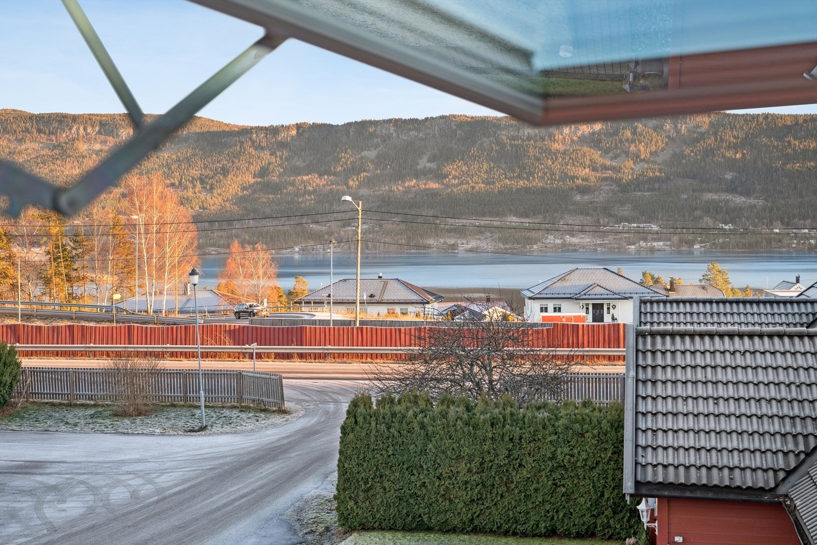 På Vik, kun en kort spasertur unna, finner du dagligvarebutikk med posttjenester, legesenter, tannlege, apotek, vinmonopol, barnehager samt barne- og ungdomsskole. Galleribilde