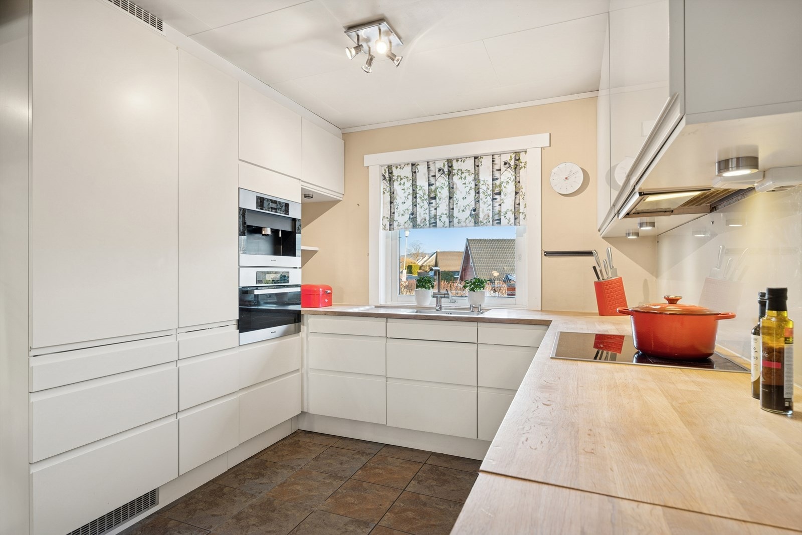 Kjøkkeninnredningen har glatte fronter, heltre benkeplate og stål benkebeslag med kum. Galleribilde