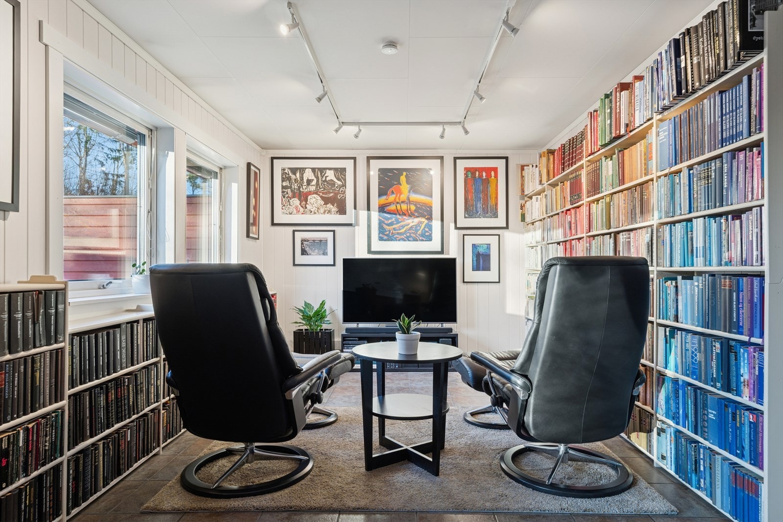 En del av stuen er perfekt til å innrede som en koselig TV-krok med god plass til tv og sitteplasser. Galleribilde