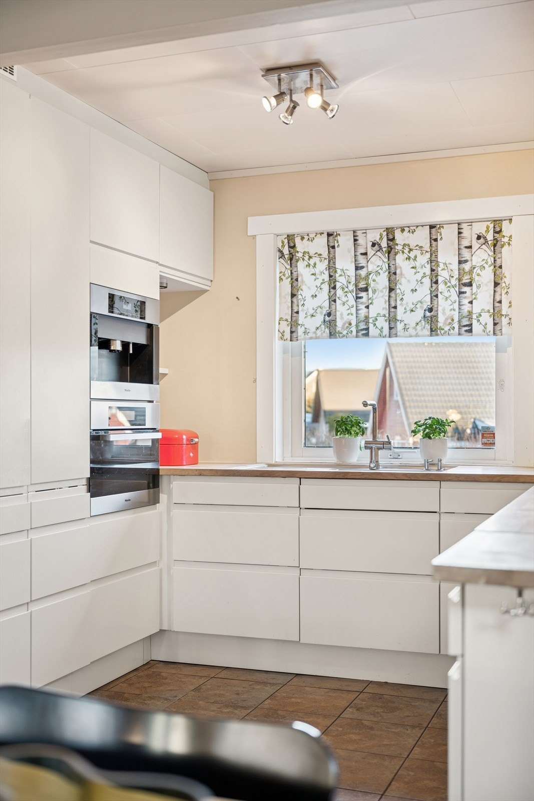 Kjøkkenet har godt med skap- og benkeplass. Galleribilde