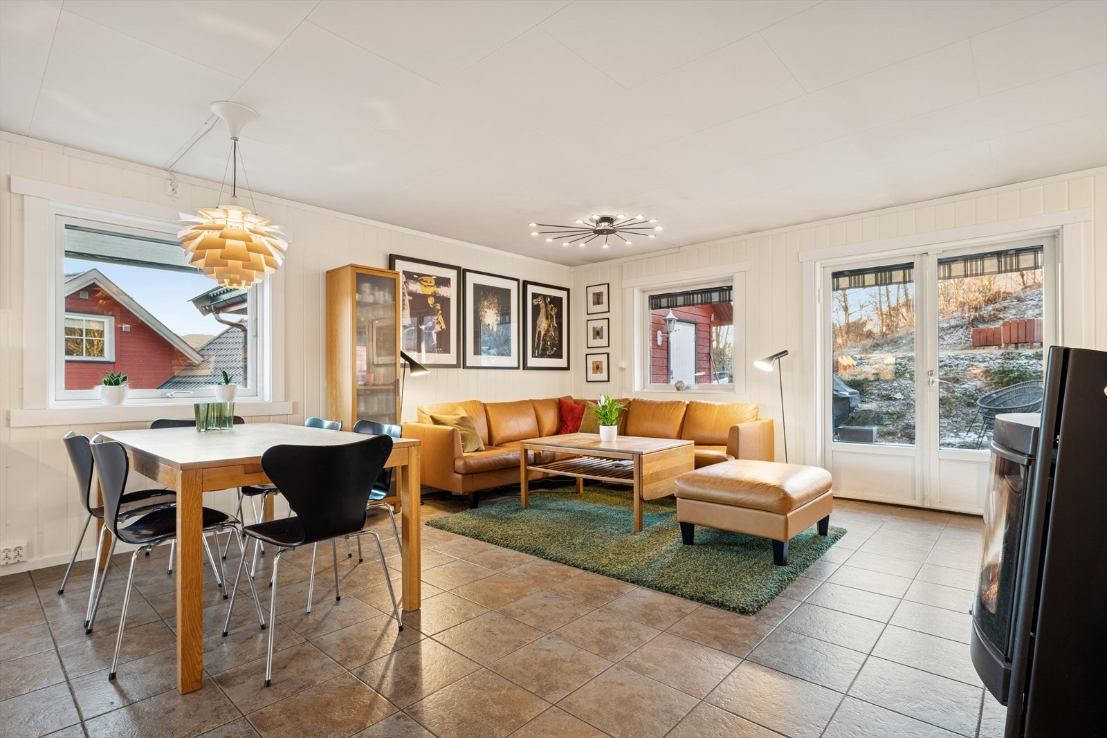 Stuen har store vindusflater som slipper inn godt med naturlig lys og gir rommet en lys og luftig følelse. Galleribilde