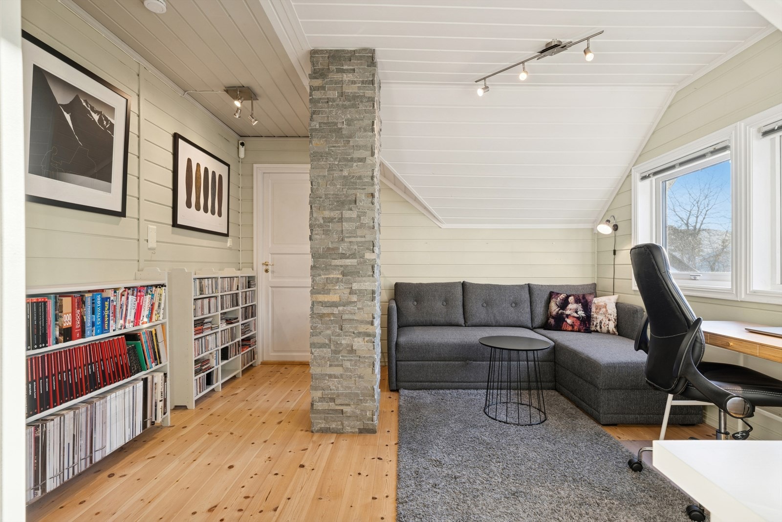 Loftstuen er lys og innbydende, med god plass til en komfortabel sofagruppe - perfekt for avslapning eller hyggelige TV-kvelder. Galleribilde