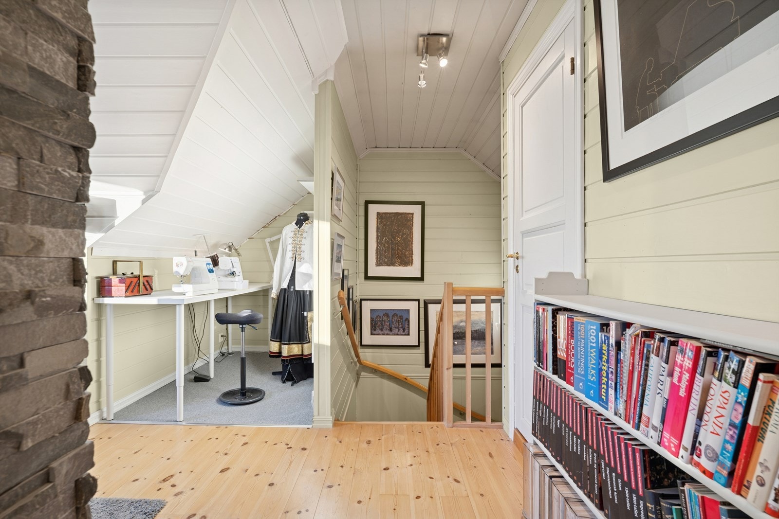 II andre etasje finner du en stue, et bad og et soverom. Galleribilde