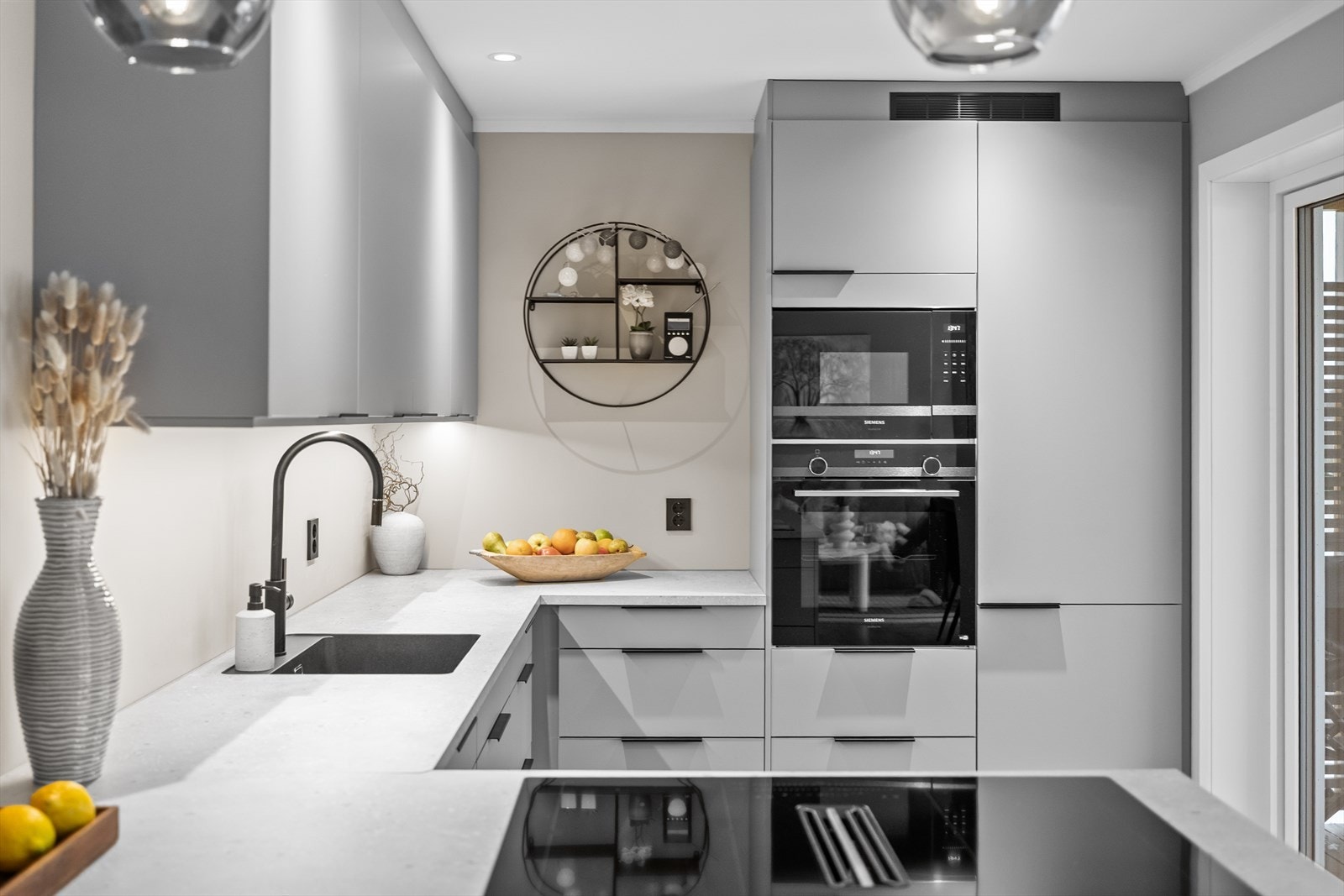 Integrerte hvitevarer samler kjøkkensonen effektivt. Her finner du integrerte hvitevarer fra Siemens og Electrolux. Galleribilde