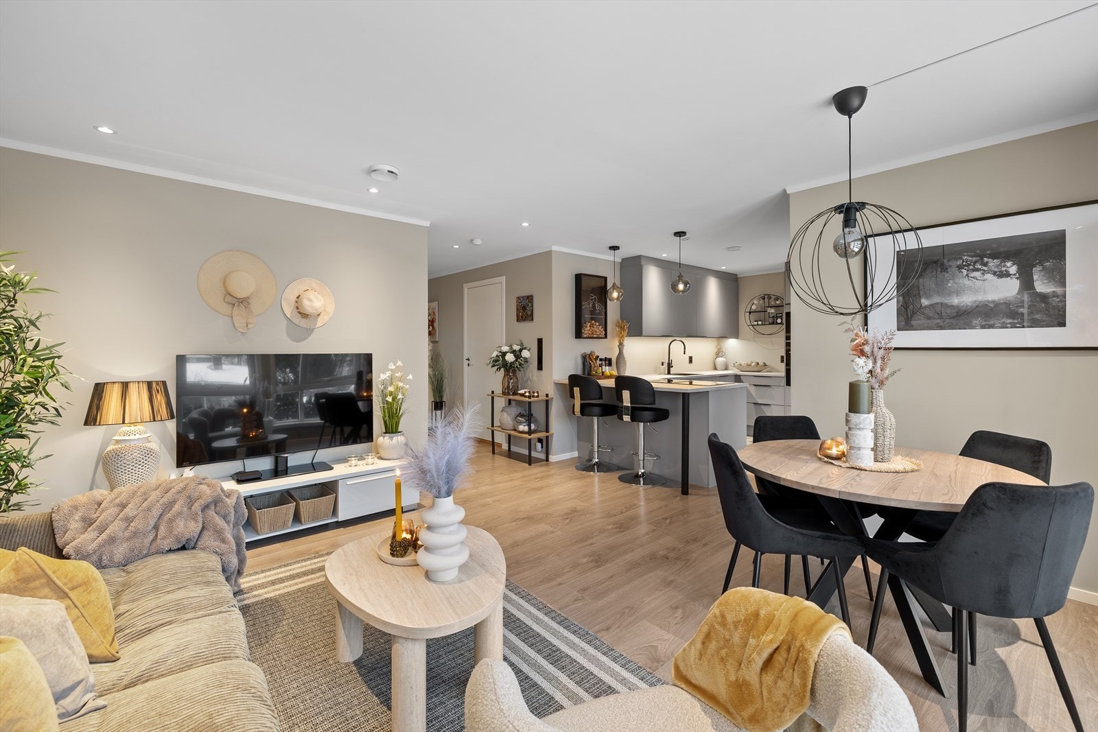 Velkommen til Øvre Halsevei 64F presentert av Aktiv Eiendomsmegling v/Thomas Otterbech. Foto: Paul Thürmer. Galleribilde