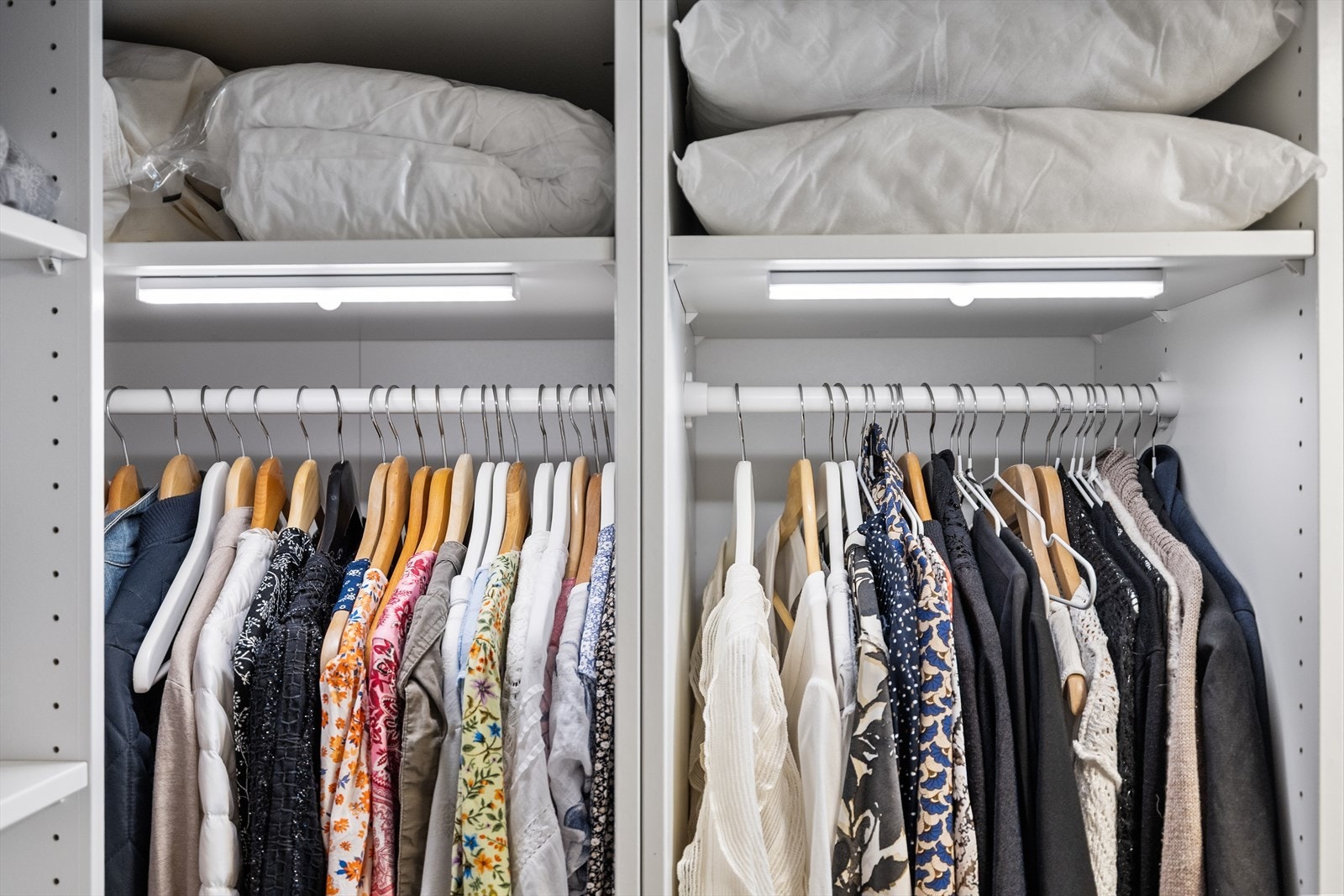 Detaljerte oppbevaringsløsninger med belysning gir oversikt over garderoben. Galleribilde