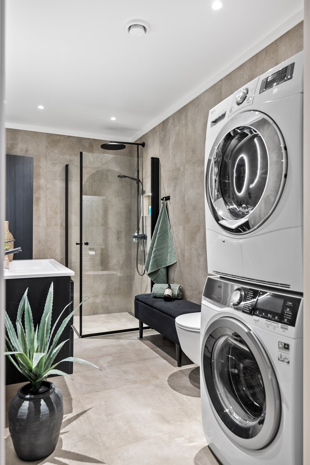 Balansert ventilasjonsanlegg sikrer god luftkvalitet og komfort på badet. Her er det også plass til både vaskemaskin og tørketrommel, med dobbel stikkontakt på plass. Galleribilde