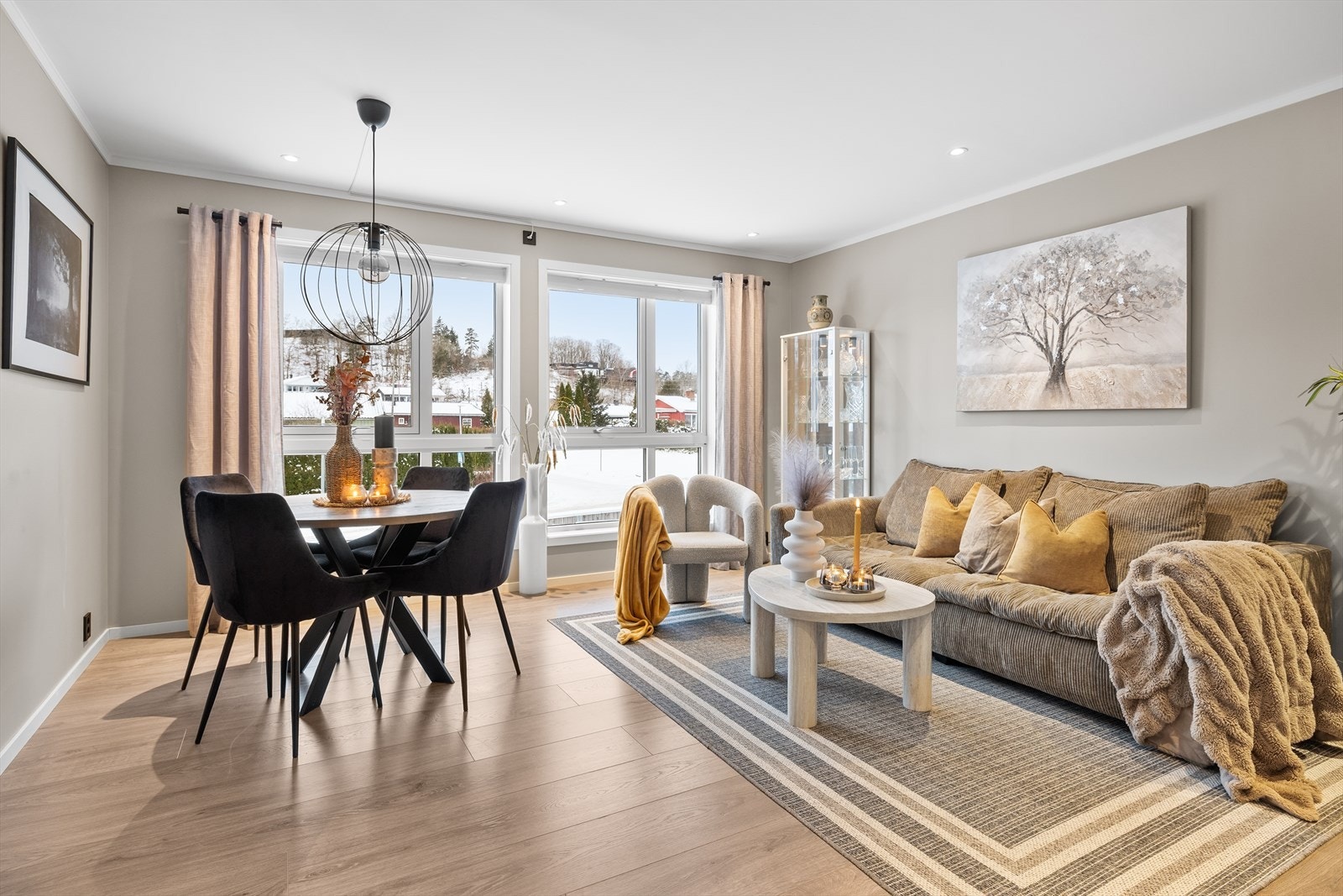 Oppholdsrommet har god plass til både spisebord og sofagruppe. Galleribilde