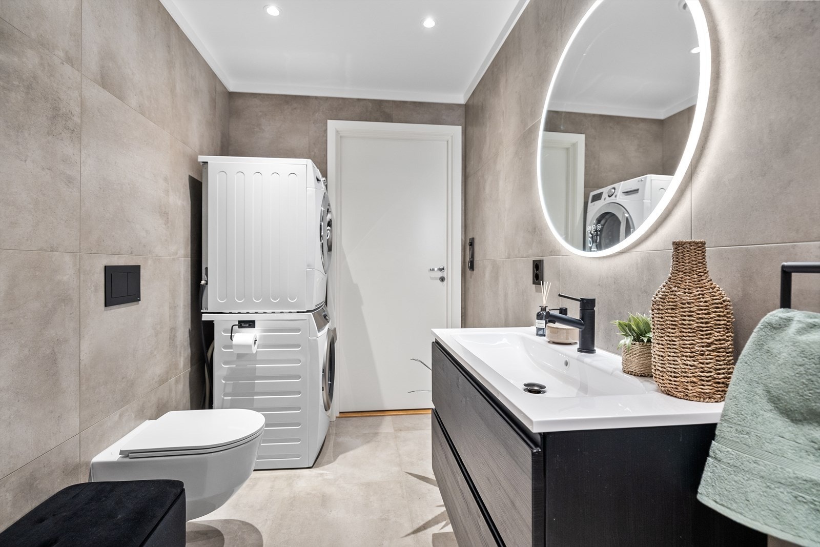 Vaskemaskin og tørketrommel er praktisk plassert for enkel tilgang. Galleribilde