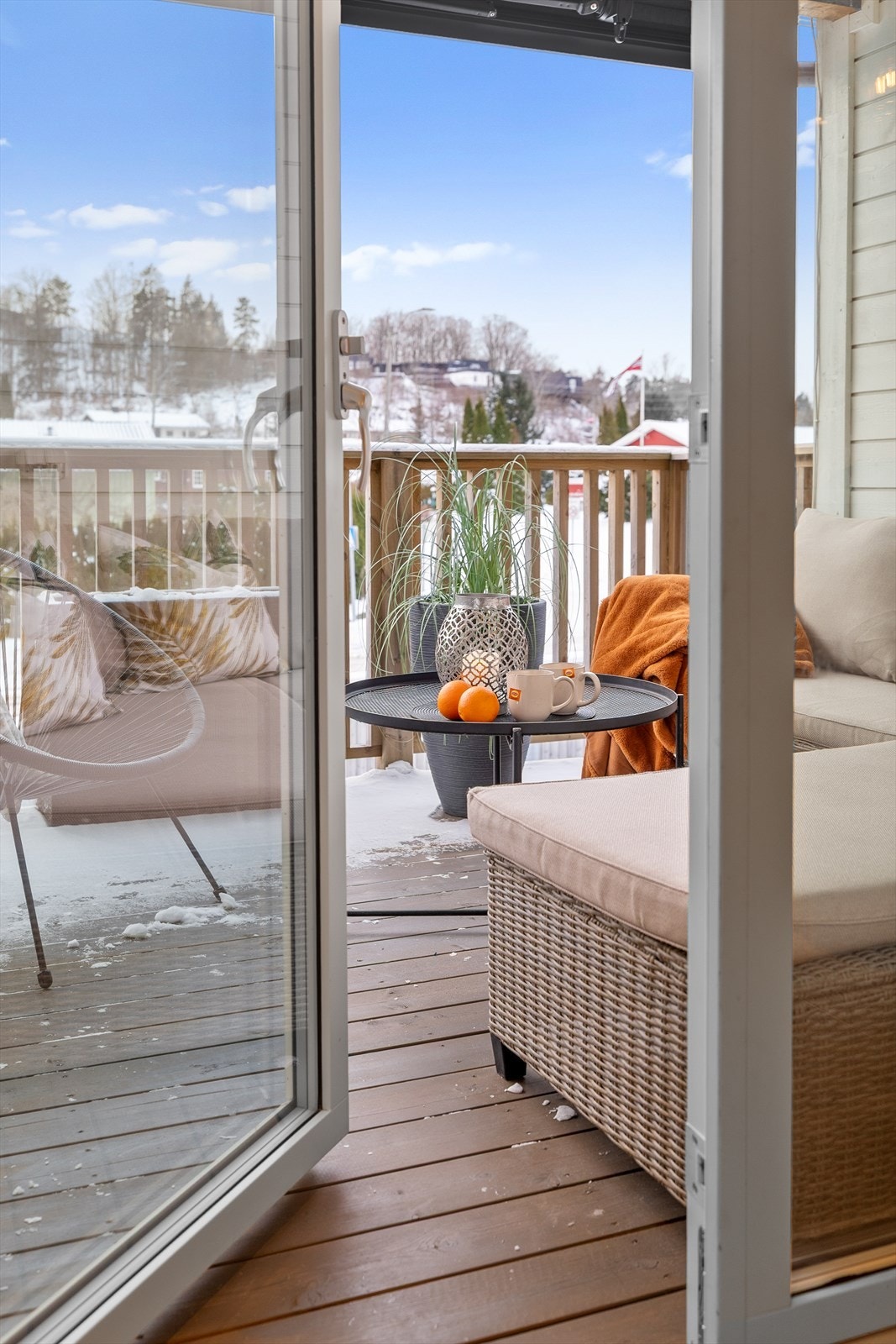 Glassfelt i terrassedøren gir mye lys inn i rommet. Galleribilde