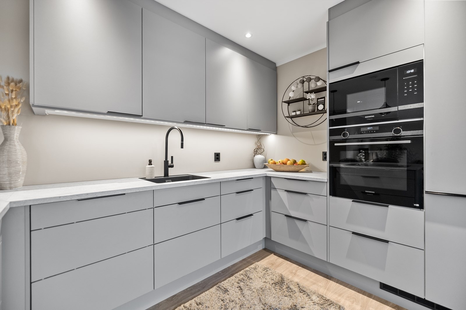 Glatte fronter på kjøkkeninnredningen gir et ryddig utseende. Galleribilde