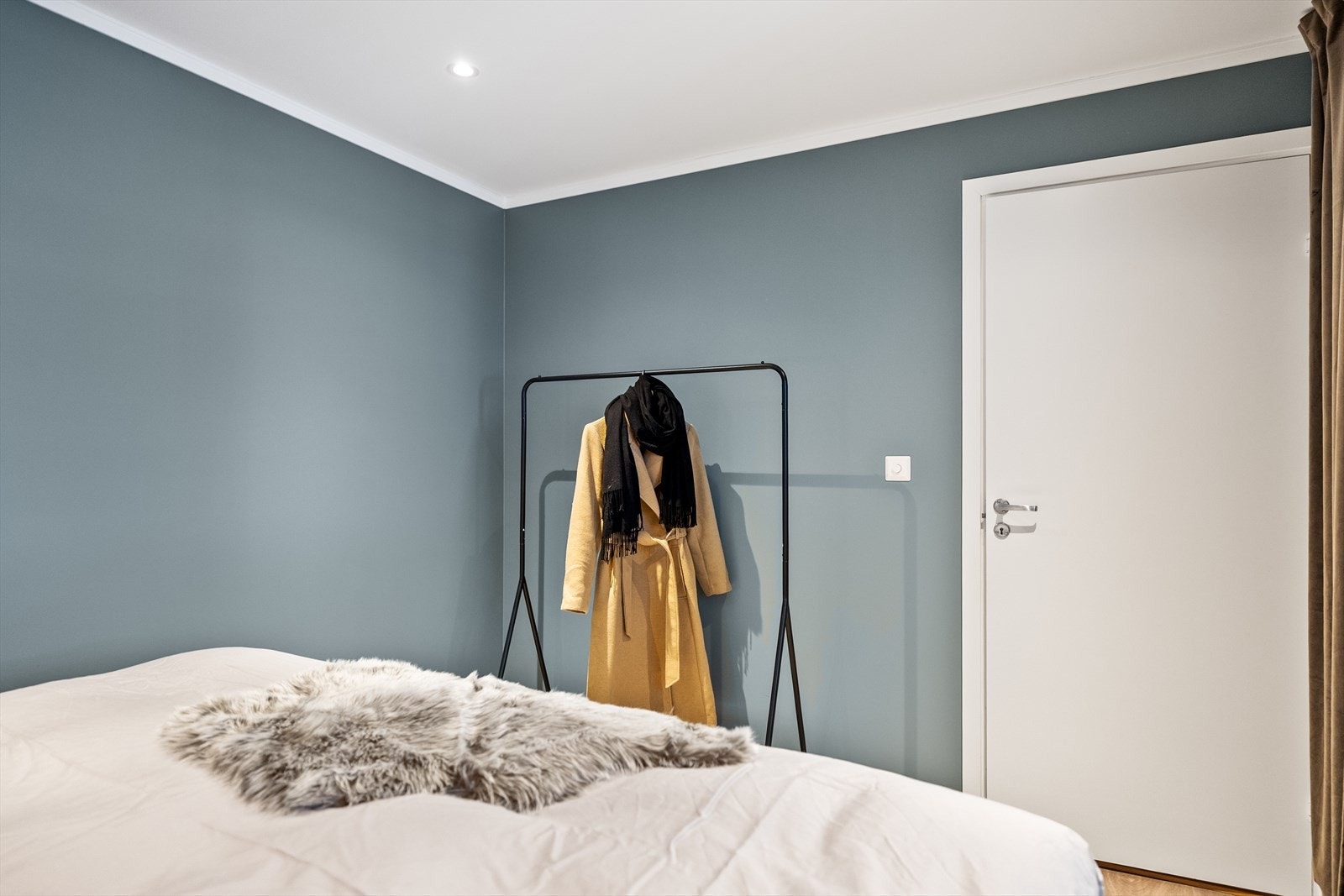 Innvendige dører er slette og malte, og bidrar til et enhetlig design. Galleribilde