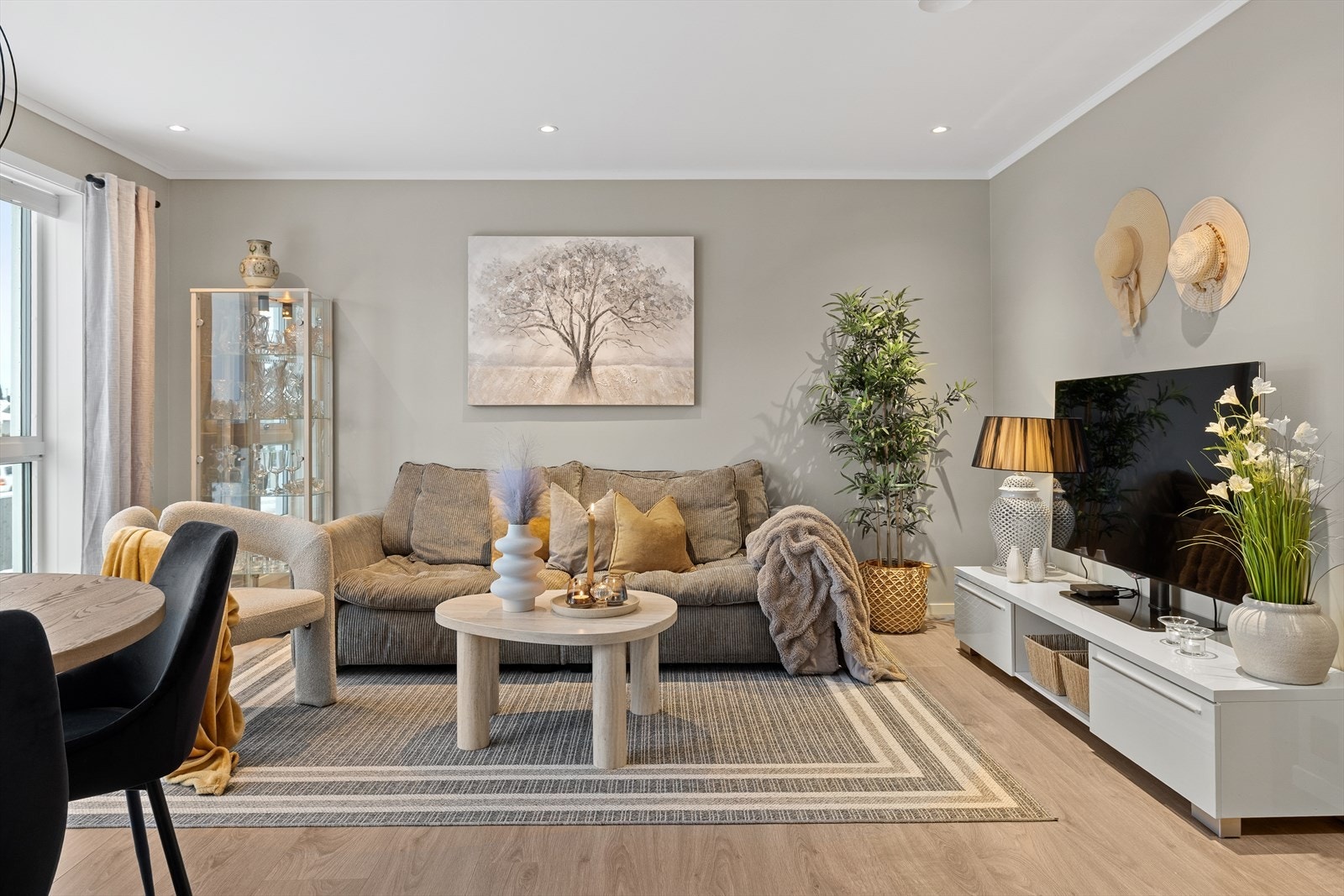 Store vindusflater gir godt lysinnslipp i stuen. Galleribilde