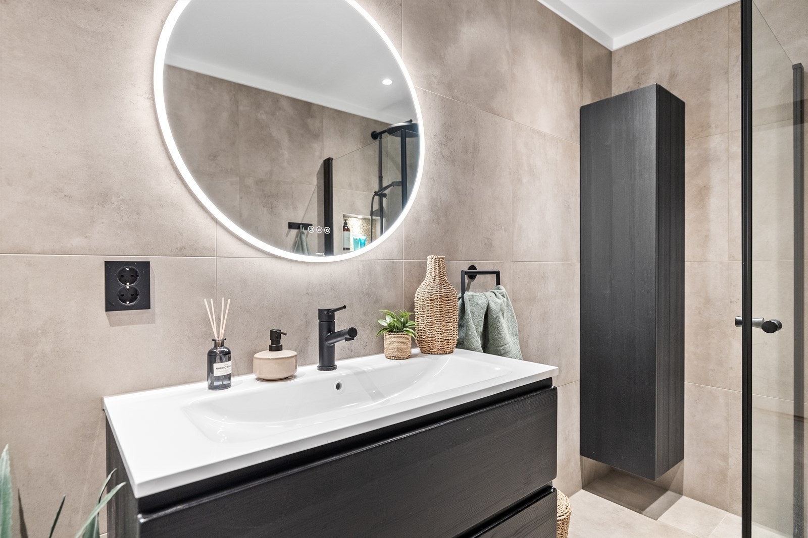 Innredning med nedfelt servant og speil med ulike lysinnstillinger skaper et spa-inspirert uttrykk. Galleribilde