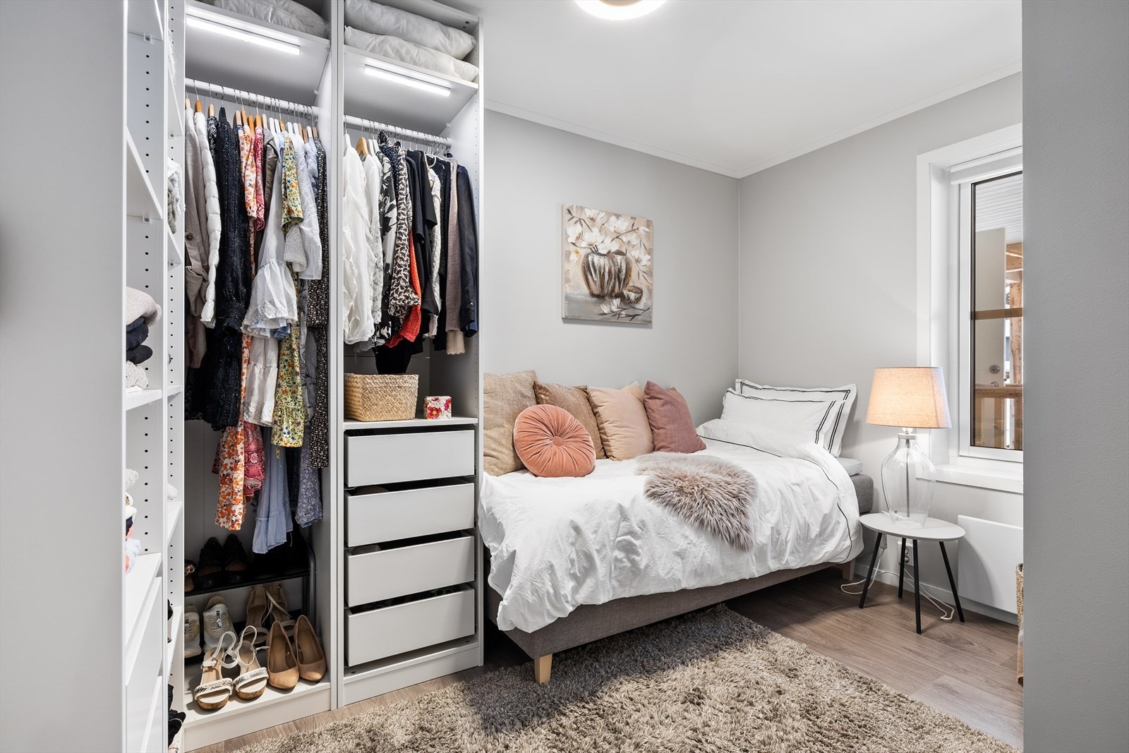 Garderobeløsning med effektiv oppbevaring og god plassutnyttelse. Galleribilde