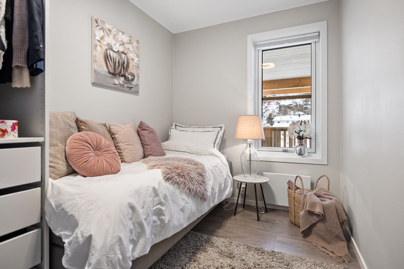 Et hyggelig soverom i rolige og behagelige fargetoner. Galleribilde