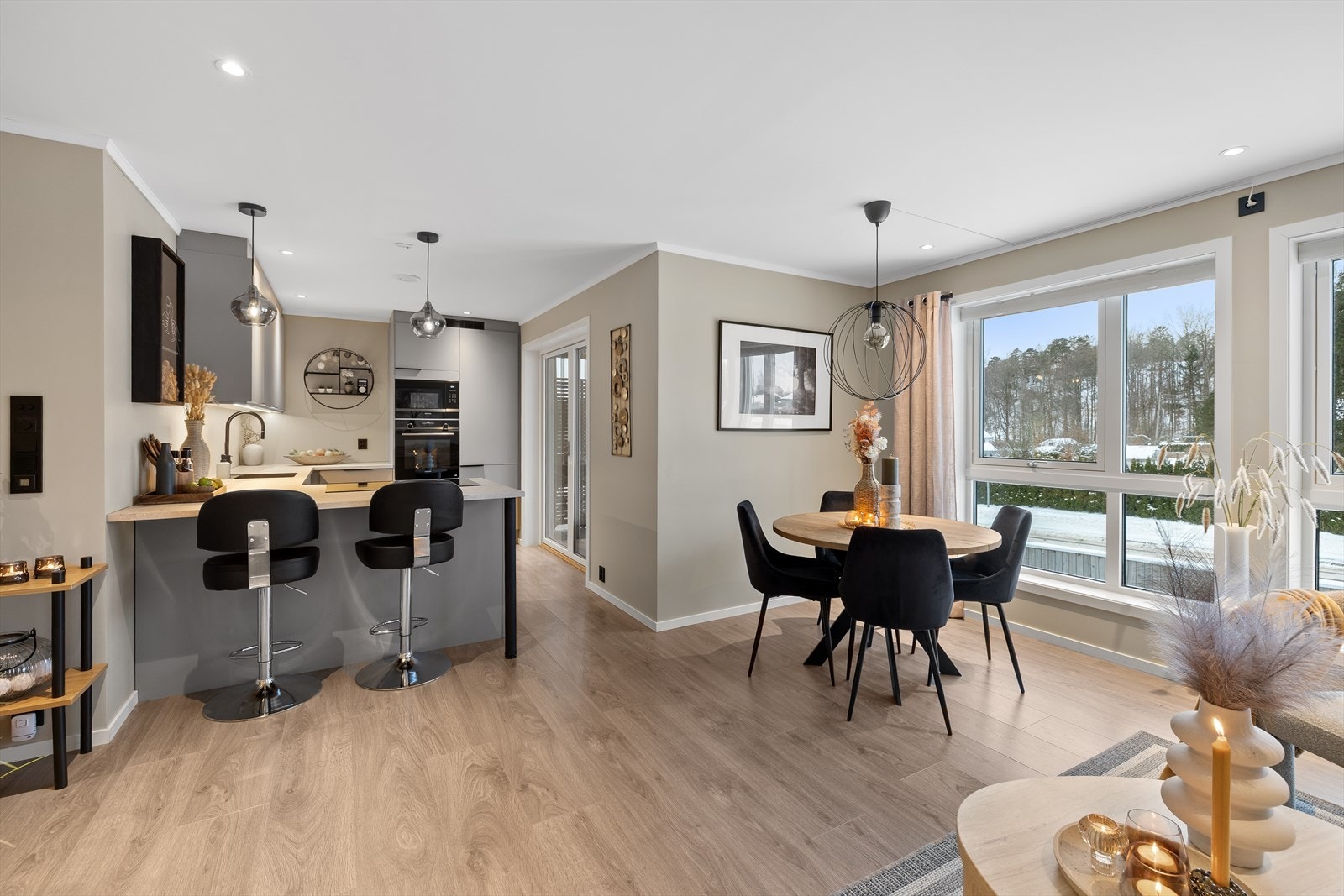 Fra stuen har du god oversikt mot kjøkken og gang, samt utsyn gjennom store vindusflater. Galleribilde