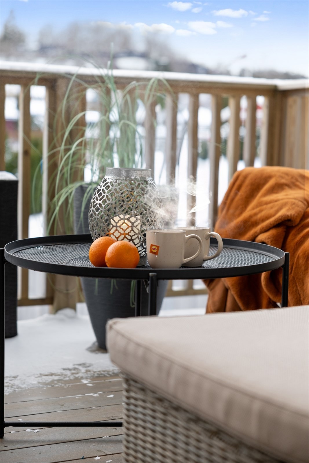 Terrassen har et beistet gulv og stående spiler på rekkverket. Galleribilde