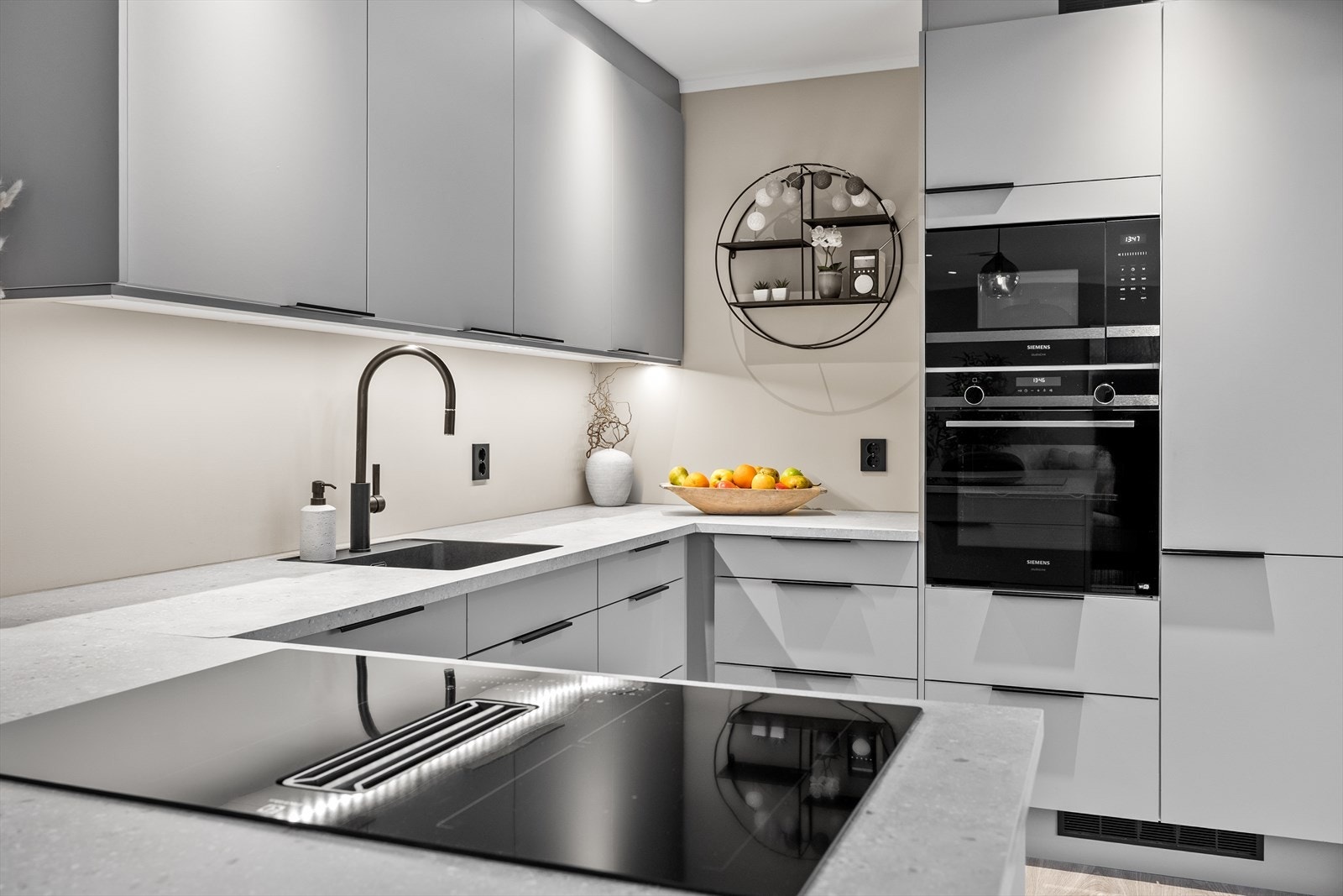 Kjøkkenet er utstyrt med mekanisk ventilator med kullfilter. Galleribilde