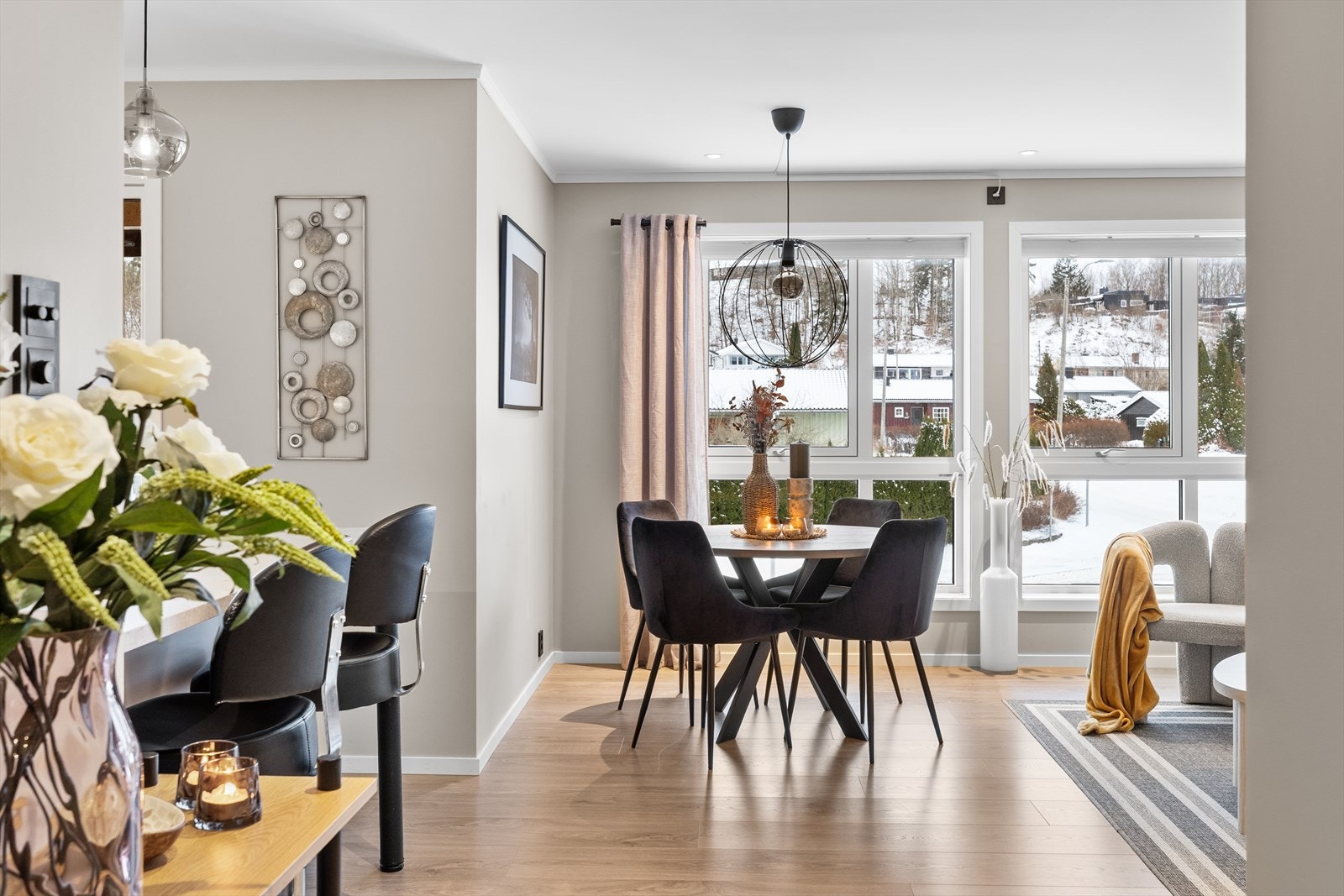 Spiseplassen har direkte tilgang til lys fra flere vinduer. Galleribilde