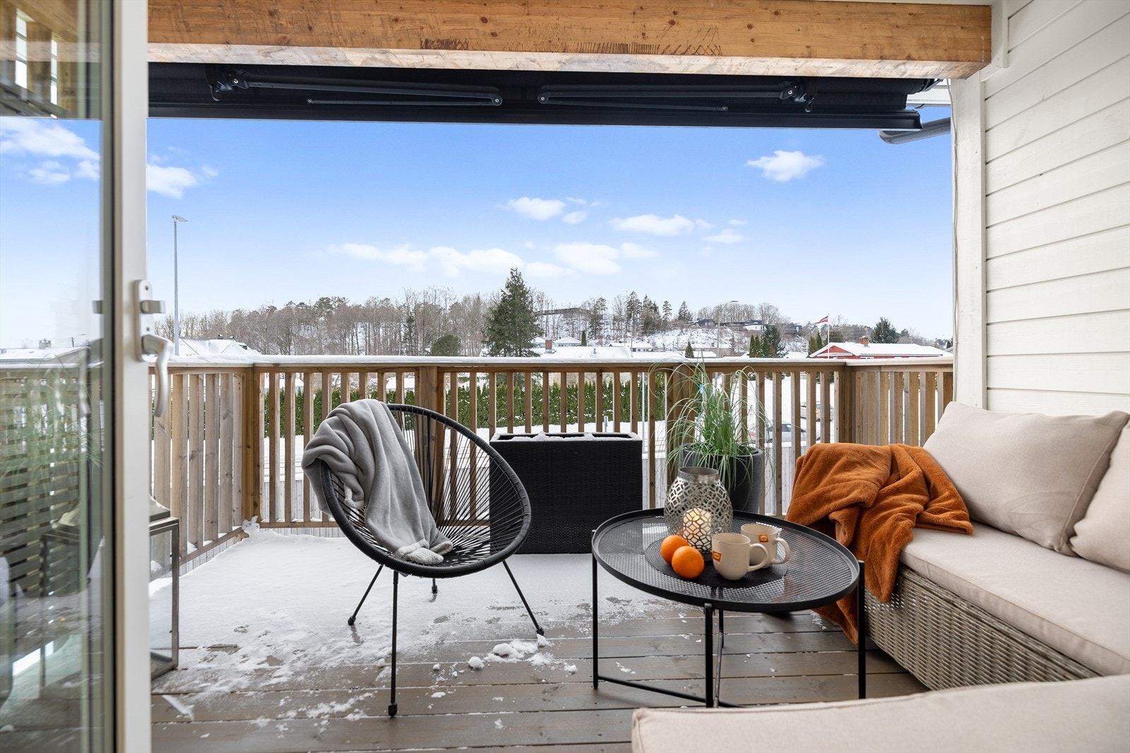 Deler av terrassen er overbygget, og gir beskyttelse mot vær og vind, samt en markise. Galleribilde