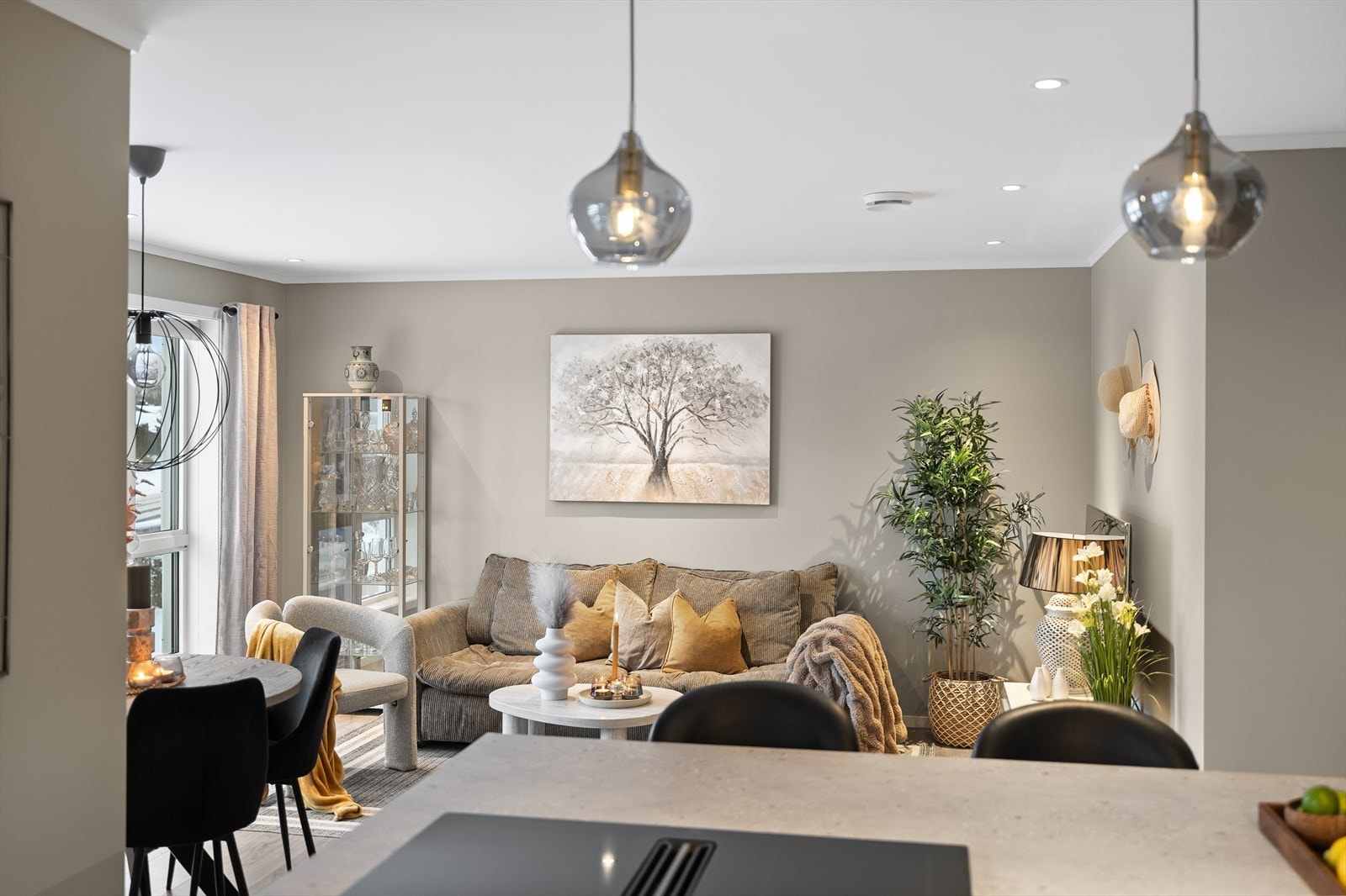 Åpen løsning mellom stue og kjøkken gir en romslig følelse. Et naturlig samlingspunkt både til hverdags og når du får besøk. Galleribilde