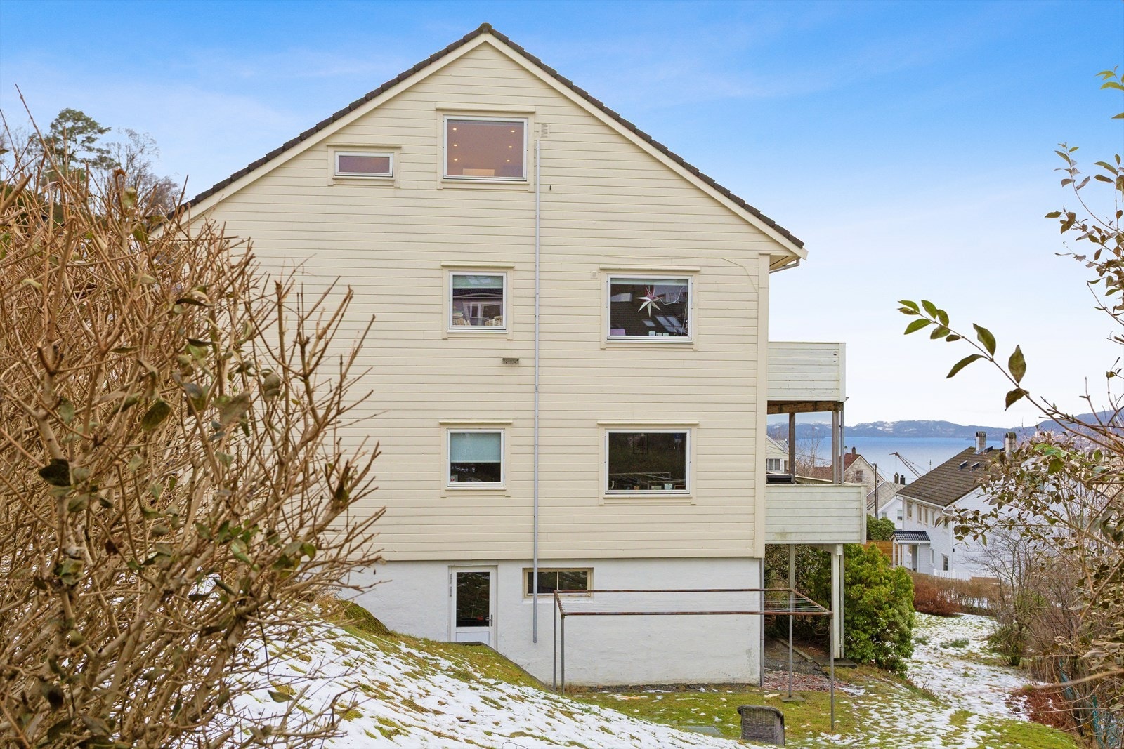 Damsgårdslien 56 har en sentral og ettertraktet beliggenhet i et etablert og fredelig boligområde, midt mellom Laksevåg og Fyllingsdalen. Galleribilde