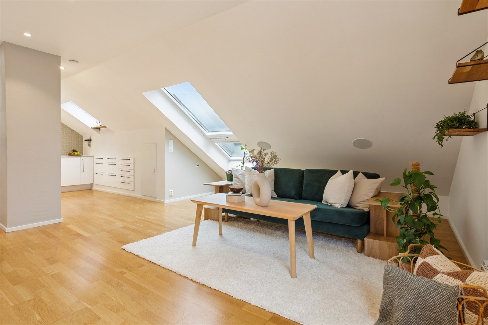 Den åpne løsningen mot kjøkkenet skaper en luftig følelse og gjør det enkelt å samhandle med gjester mens man lager mat. Galleribilde