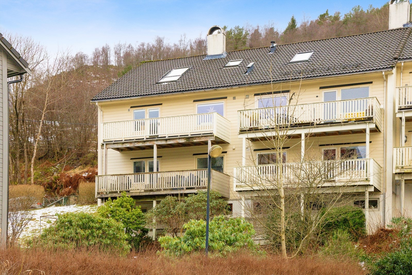 Boligen ligger i en rolig og lite trafikkert gate med kort vei til alt man trenger i hverdagen, i tillegg har man fast parkeringsplass med el-billader. Galleribilde