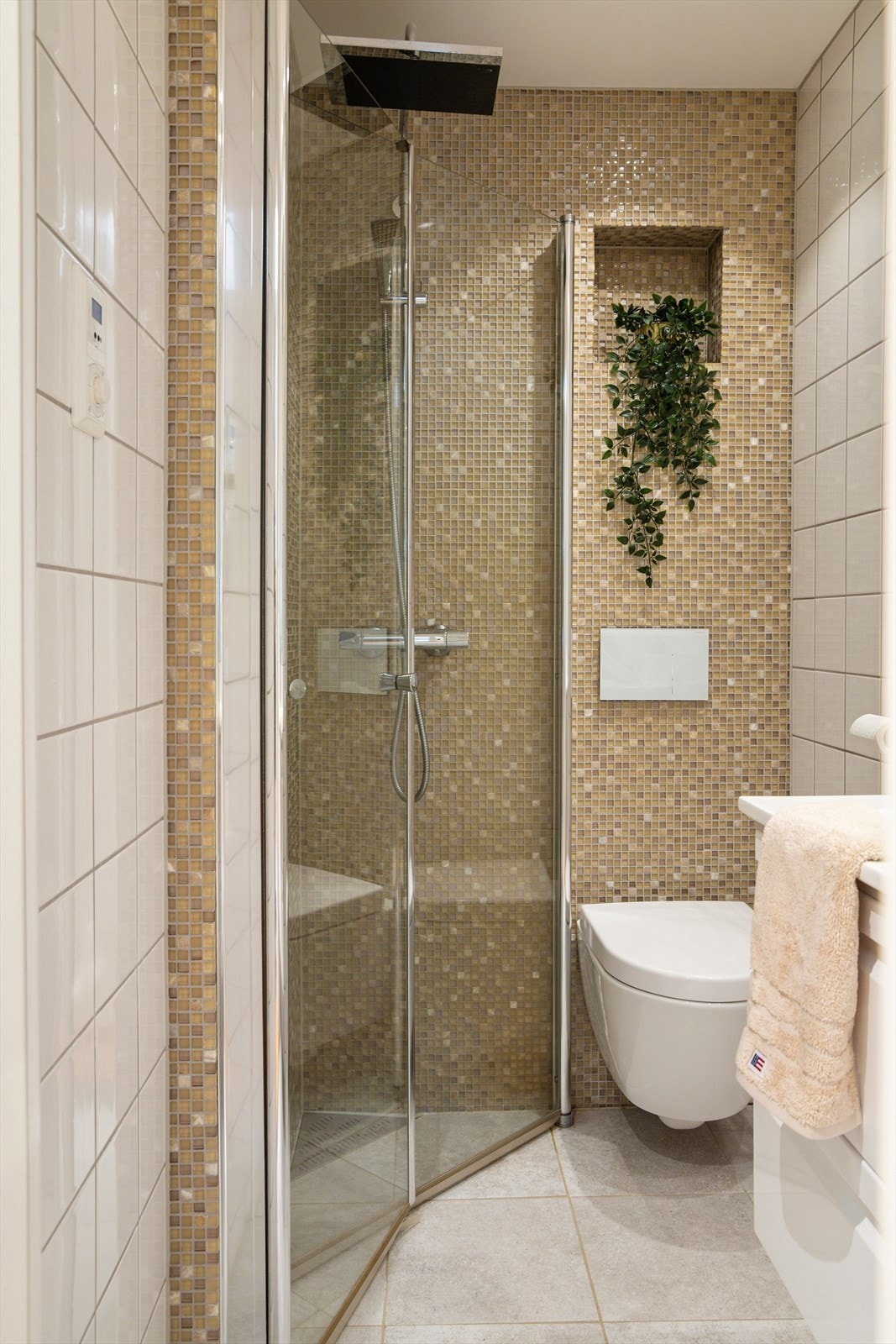 Baderommet ble oppgradert i 2016 og fremstår som stilrent og praktisk. Galleribilde