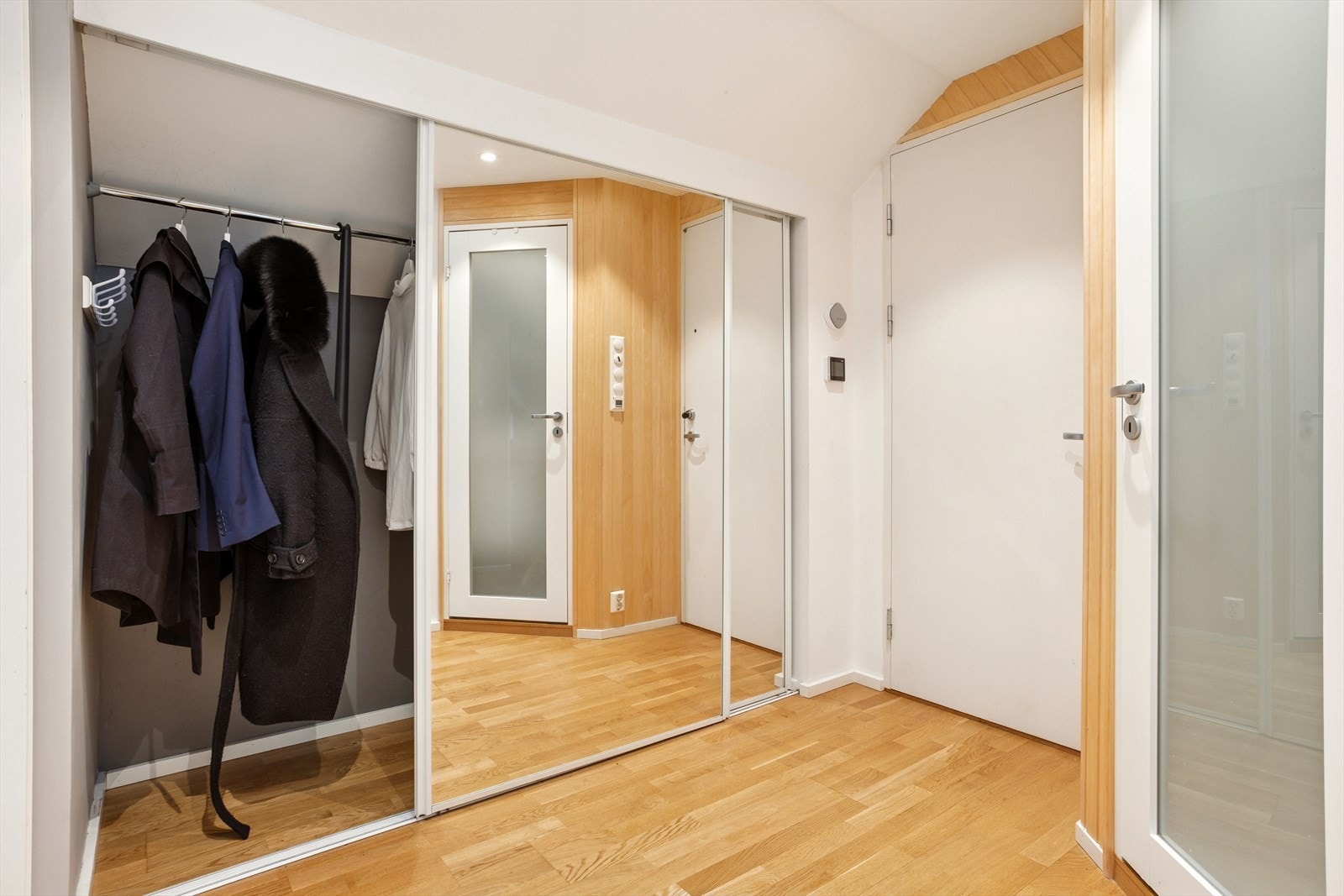 Til høyre når du kommer inn, møter du et stort og praktisk garderobeskap med rikelig oppbevaringsplass. Bak speilet finner du rikelig med oppbevaringsplass, noe som gir en ekstra følelse av å ha en egen bod. Galleribilde