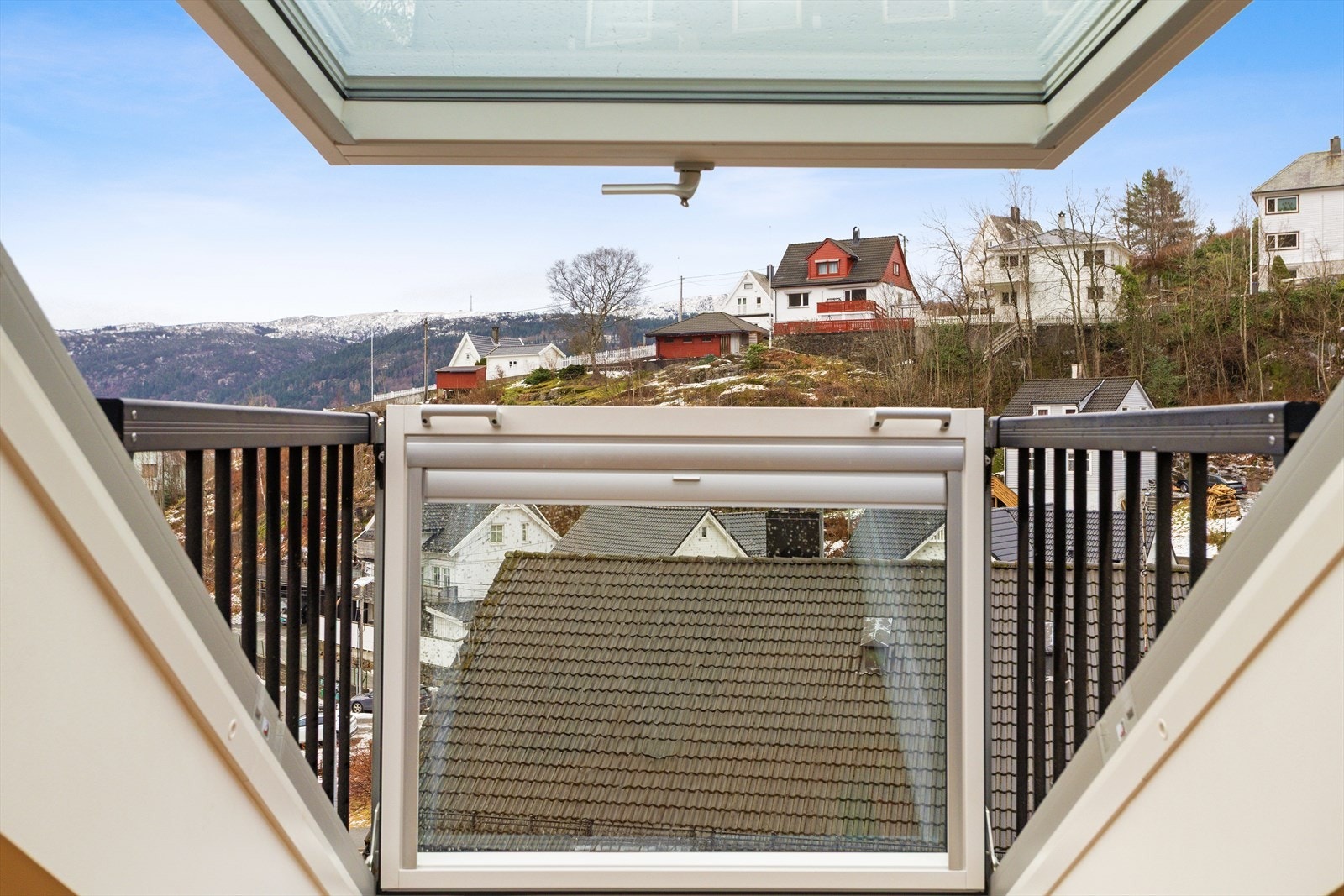 Her bor du med flott utsikt mot Løvstakken, byfjorden og innseilingen til Bergen sentrum. Denne leiligheten bør absolutt oppleves! Den byr på gode kvaliteter og en rekke gjennomtenkte løsninger som gir et svært funksjonelt og behagelig hjem. Galleribilde