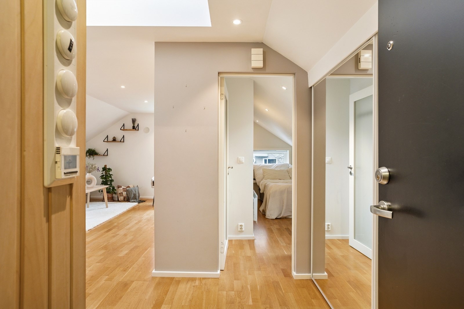 Entréen ønsker deg velkommen med en praktisk og gjennomtenkt løsning. Galleribilde