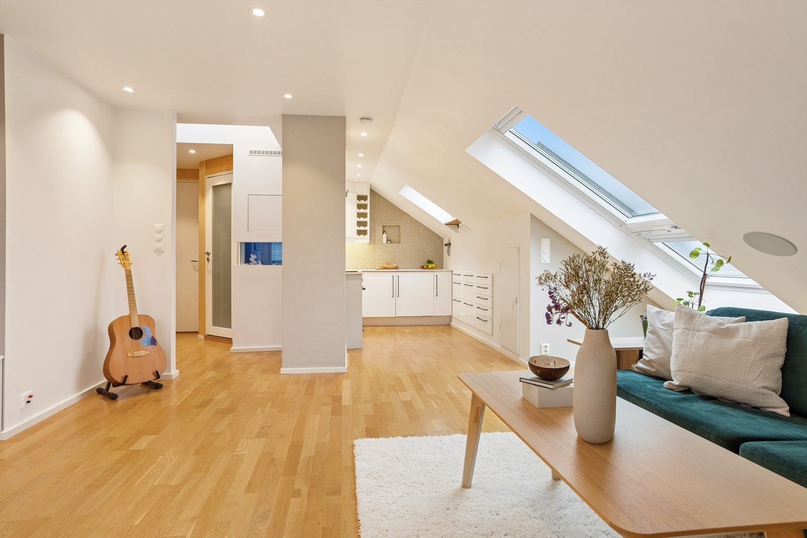 Kjøkkenet fra Ikea har en moderne og stilren design med mørk kjøkkeninnredning, som har slette fronter med demping for en elegant finish. Galleribilde